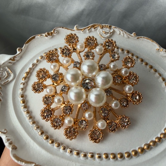 Anthropologie Jewelry - Elegant Gold and Pearl Brooch